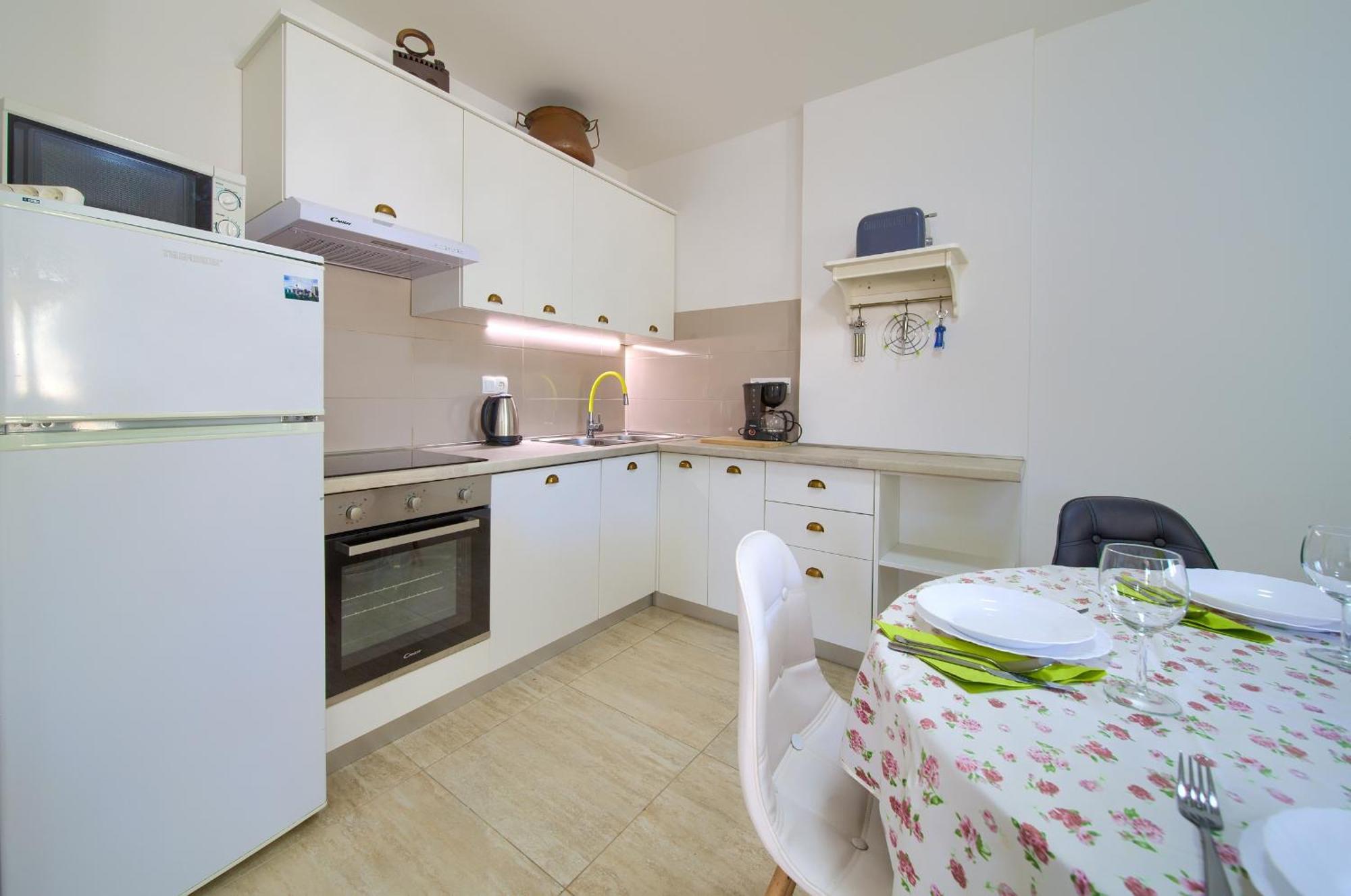 Apartments Rose Кърк Екстериор снимка